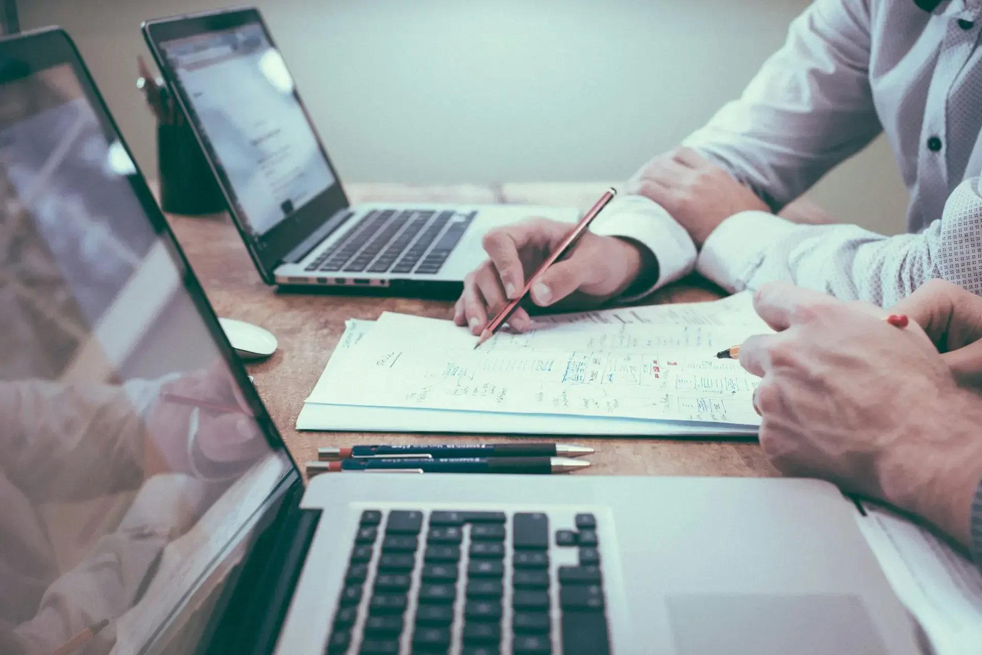 Asesoría contable, lugar de trabajo junto al escritorio